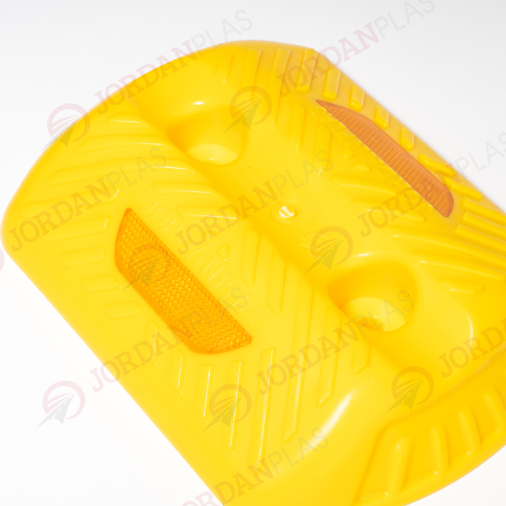 tachas rectangulares LTA-250 La tacha o tachón vial reflectiva LTA-250 está fabricada con Polipropileno y Co Polímeros, con agregados de resinas plásticas, compuestas con aditivos antioxidantes y Filtros UV. Su estructura se ve reforzada por paredes de 6 mm de grosor y por resinas termoplásticas que le otrorgan la mas alta resistencia a la compresión del mercado. Cuenta con Certificación de Resistencia a la Compresión. Posee 2 Lentes reflectivos de Policarbonato de alta intensidad de reflexión. De fácil y rápida colocación: con 1 tirafondo, 1 arandela y 1 tarugo en cada orificio de fijación mecánica. Opcional: Base de Polipropileno para superficies inestables de asfalto que otorga una mejor resistencia a la compresion y abrasión.