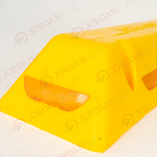 tope de estacionamiento l-60 El tope de estacionamiento L-60 esta fabricado con Polipropileno y Co Polímeros, con agregados de resinas plásticas, aditivos antioxidantes y Filtros UV. Su estructura se ve reforzada especialmente por compuestos de retículas prismáticas que otrorgan una óptima resistencia mecánica al módulo. Soporta una compresion mayor a 24,5 Toneladas. Posee 6 cajas reflectivas de Policarbonato cuyo interior contienen láminas reflectivas 3M GRADO DIAMANTE que otorgan una muy alta intensidad de reflexión.
