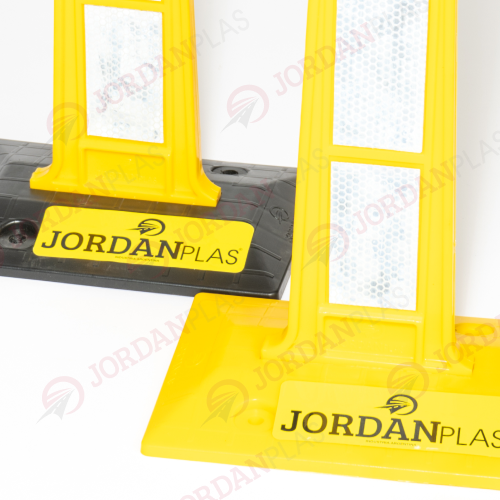 delineador vial l-80 El Canalizador Vial L-80 esta fabricado con Polipropileno y Co Polímeros o con TPU y agregados de EVA, los cuales con resinas termoplásticas, aditivos antioxidantes y Filtros UV, otorgan una exclente rebatibildad, memoria posicional y flexión. Su estructura se ve reforzada especialmente por nervios y un encastre ergonométrico de su Estaca o Banderín a su base mediante compuestos de fibras minerales que otrorgan una óptima resistencia mecánica integral al módulo. Soporta reiterados embates o golpes, recuperando luego de ellos su posición vertical Cada Estaca o Banderín, pose en cada uno de sus lados 3 superficies de 45 mm x 85 mm de láminas reflectivas de alta Intensidad 3M Grado Diamante y Avery Denninson Omnicube. De fácil instalación pudiendose INSTALAR y RE INSTALAR en variadas ocasiones. Mecanicamente con 1 tirafondo, 1 arandela y 1 tarugo en cada orificio o QUIMICAMNETE con pegamento Asfaltico Bituminoso Termovial. Se comercializa por modulo consistente en 1 Base y 1 Estaca o Banderín. (1 Base Negra y 1 Estaca o Banderín Amarillo).