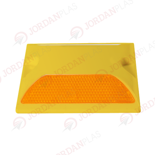 tachas cuadradas vlp-100 La tacha VLP-100 fabricada en ABS de alto impacto o en POLIPROPILENO con Copolimeros y agregados de Filtros UV bajo normas ASTM (EEUU) e IRAM o en Polipropileno y Co Polímeros, con agregados de resinas plásticas, aditivos antioxidantes y Filtros UV. Su estructura se ve reforzada por resinas termoplásticas que le otrorgan una resistencia mayor a las 19,3 Toneladas de compresión. Posee 2 lentes reflectivos elaborados en PMMA (Metacrilato Puro) compuesto de hexágonos cóncavos micro pristmátcos que otorgan la mas alta luminosidad y reflectividad del mercado. Cumple con la normativa internacional ASTM e IRAM de resistencia a la compresión, luminosidad, reflectividad y abrasión. Se comercializa CON o SIN un tirafondo de ABSp Polipropileno integrado al cuerpo de la tacha. De fácil y rápida colocación: con Pegamento Bituminoso o Epoxi.