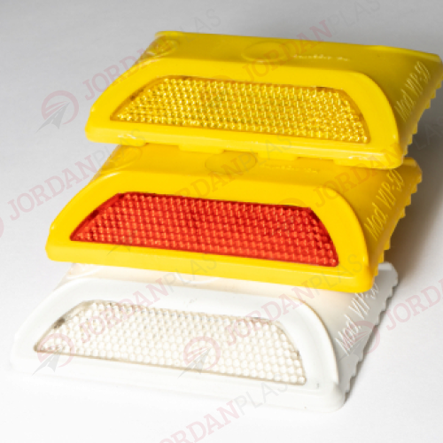 tachas rectangulares vlp-50 La tacha reflectiva VLP-50 Bidireccional, está fabricada en POLIPROPILENO con Copolímeros o en ABS de alto impacto y agregados de Filtros UV bajo normas ASTM (EEUU) e IRAM o en Polipropileno y Co Polímeros, con agregados de resinas plásticas, aditivos antioxidantes y Filtros UV. Su estructura se ve reforzada por resinas termoplásticas que le otorgan muy alta resistencia a la compresión. Posee 2 lentes reflectivos elaborados en PMMA (Metacrilato Puro) compuesto de hexágonos cóncavos micro pristmátcos que otorgan la mas alta luminosidad y reflectividad del mercado. Cumple con la normativa internacional ASTM e IRAM de resistencia a la compresión, luminosidad, reflectividad y abrasión.